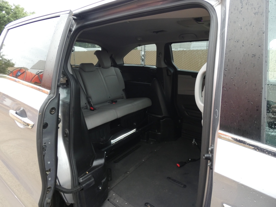 Silver Honda Odyssey image number 7