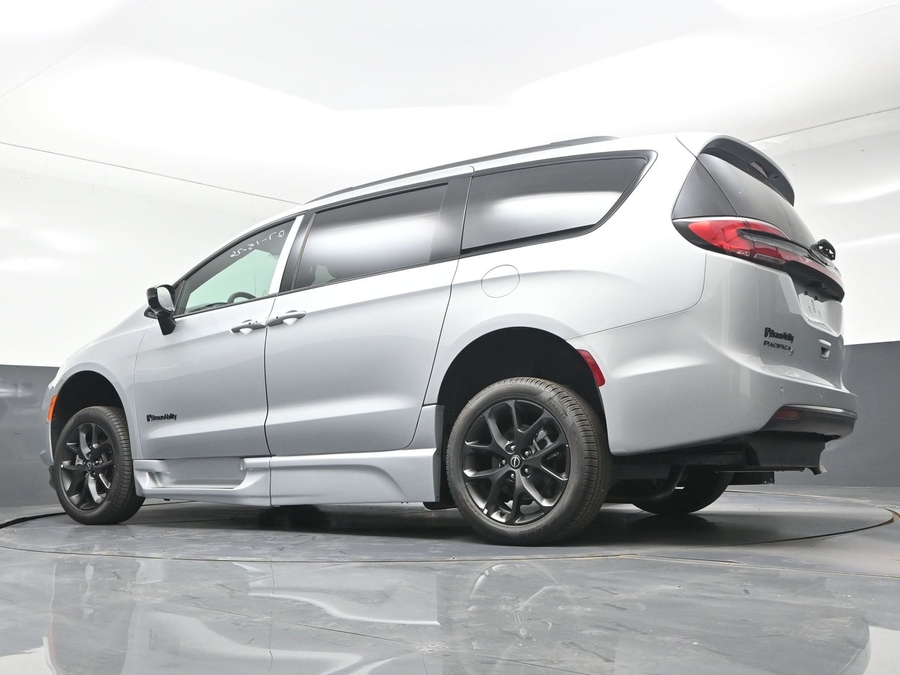New 2026 Chrysler Pacifica Select Sport - BraunAbility Side Entry Fold Out Automatic Ramp