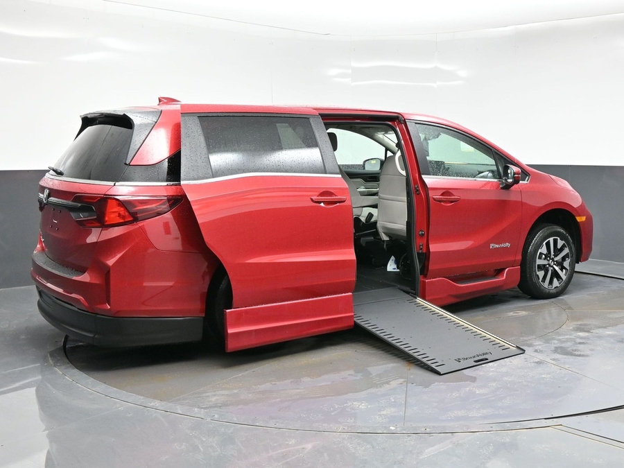 Red Honda Odyssey image number 3