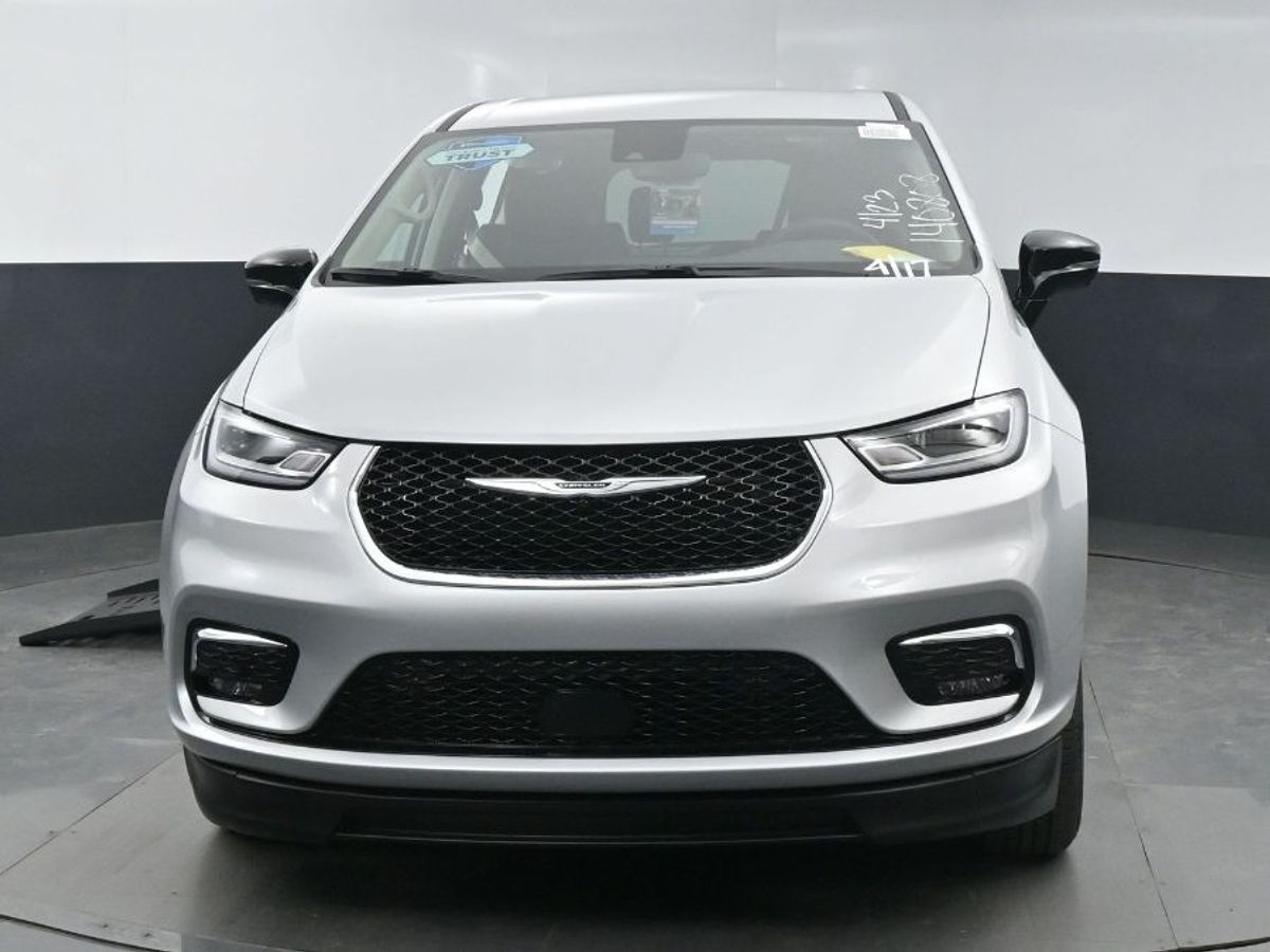 Silver Chrysler Pacifica image number 18
