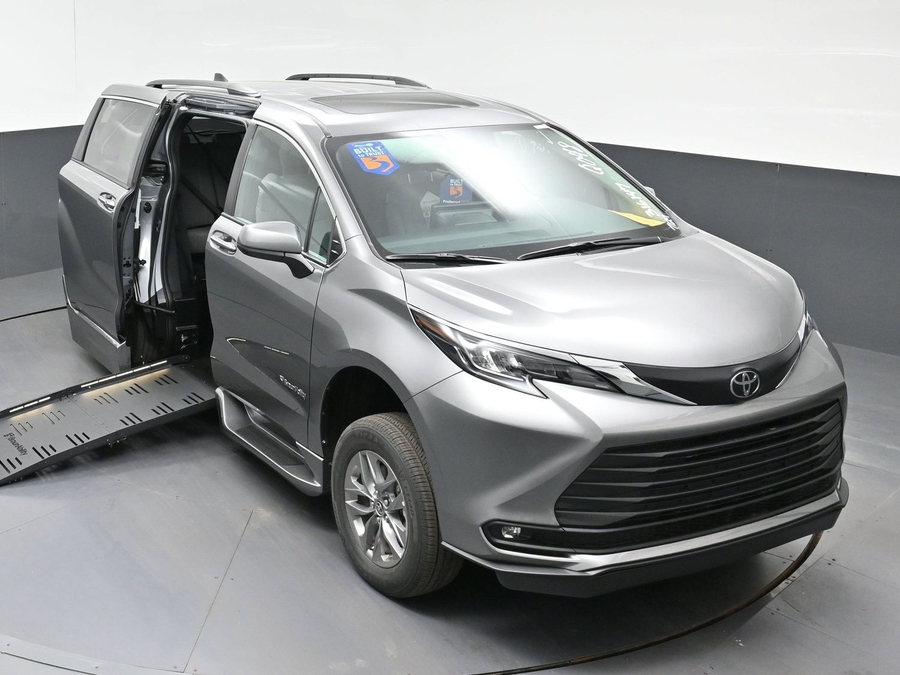 Grey Toyota Sienna image number 9