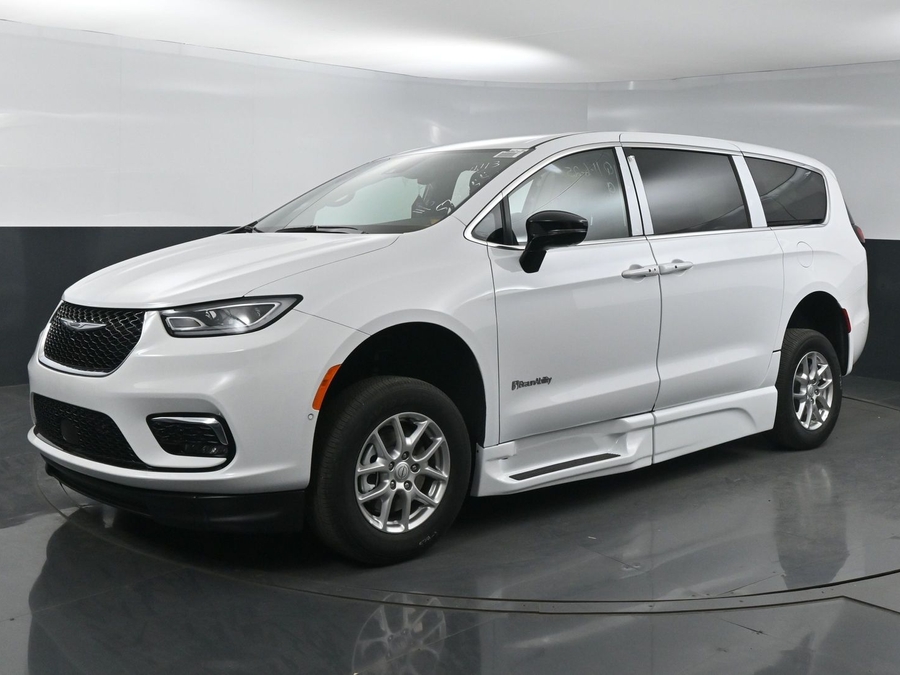 New 2025 Chrysler Pacifica Select Safety - BraunAbility Side Entry Entry In Floor Automatic Ramp
