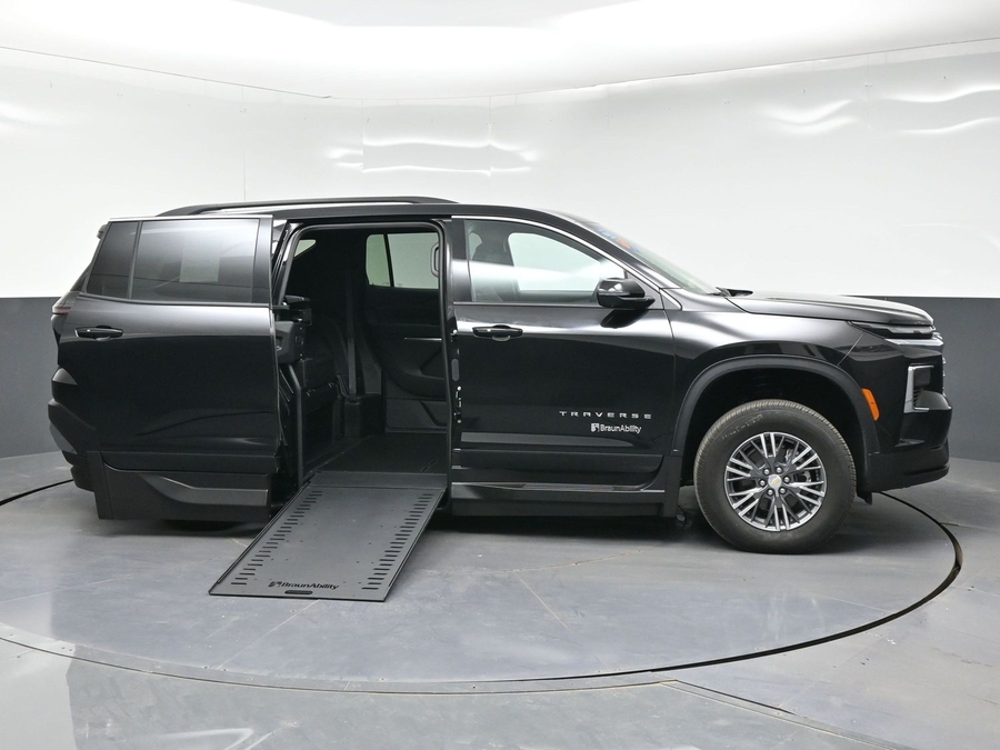 New 2026 Chevrolet Traverse 1LT - BraunAbility Side Entry In Floor Automatic Ramp