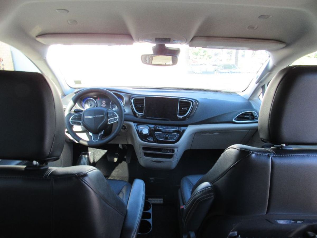 Black Chrysler Pacifica image number 10