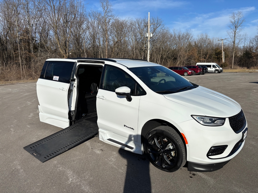 Used 2023 Chrysler Pacifica Touring L Sport - BraunAbility Side Entry Entry In Floor Automatic Ramp