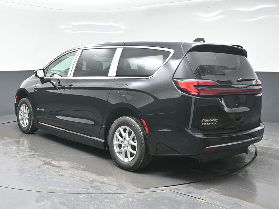 Black Chrysler Pacifica image number 4
