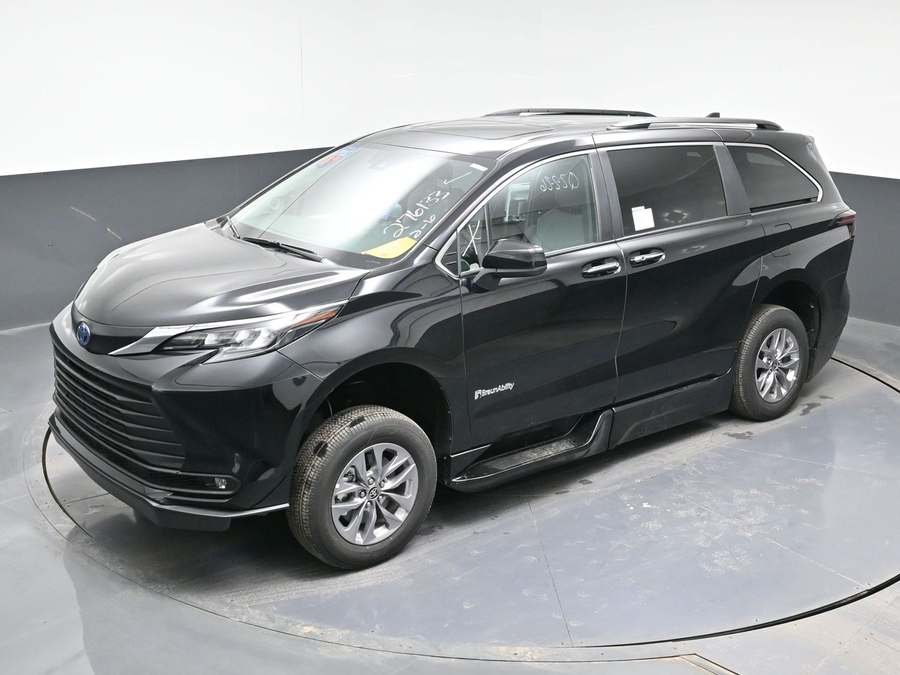 Black Toyota Sienna image number 23