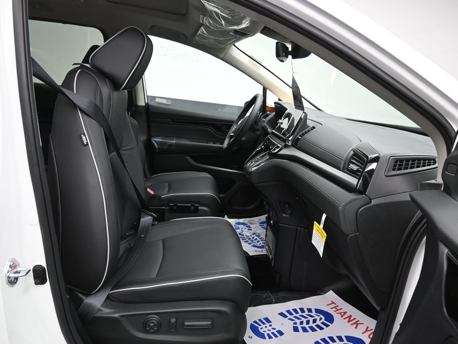 White Honda Odyssey image number 8