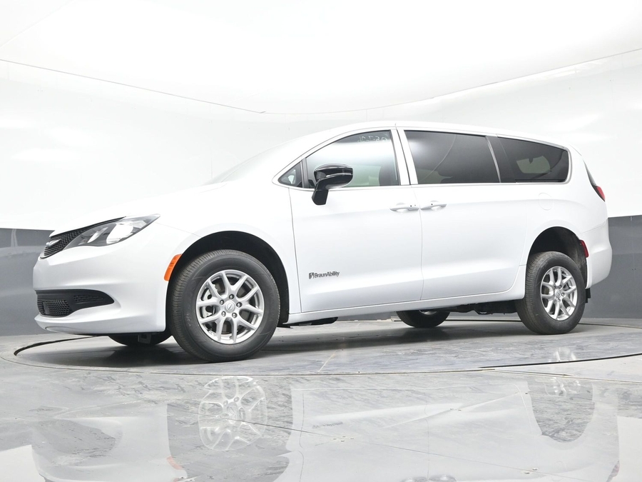 White Chrysler Voyager image number 20