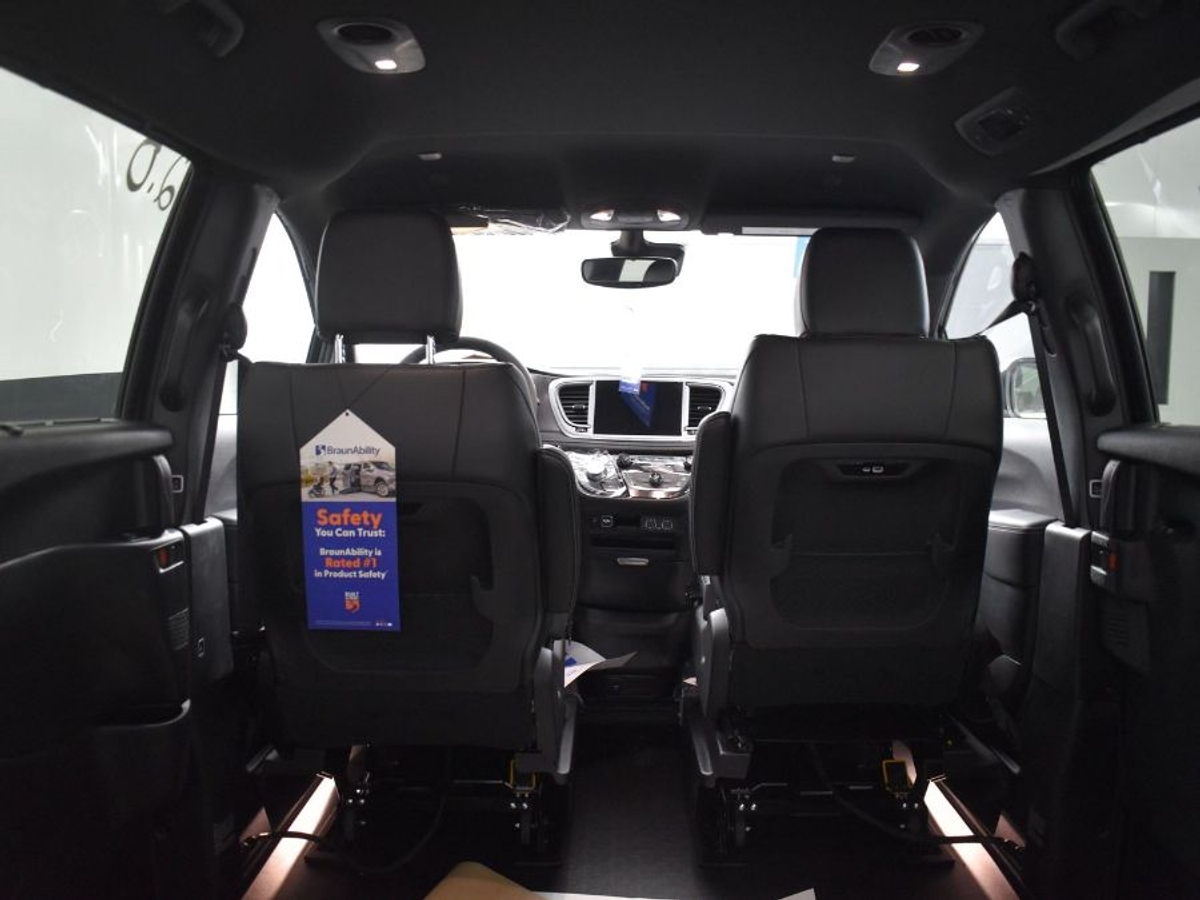 Black Chrysler Pacifica image number 14