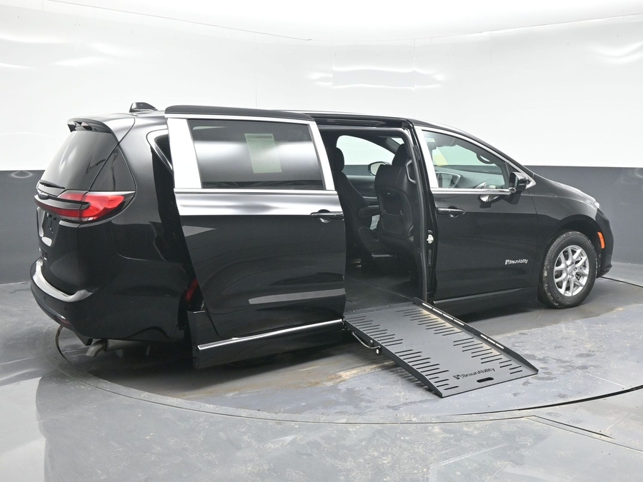 Black Chrysler Pacifica image number 6