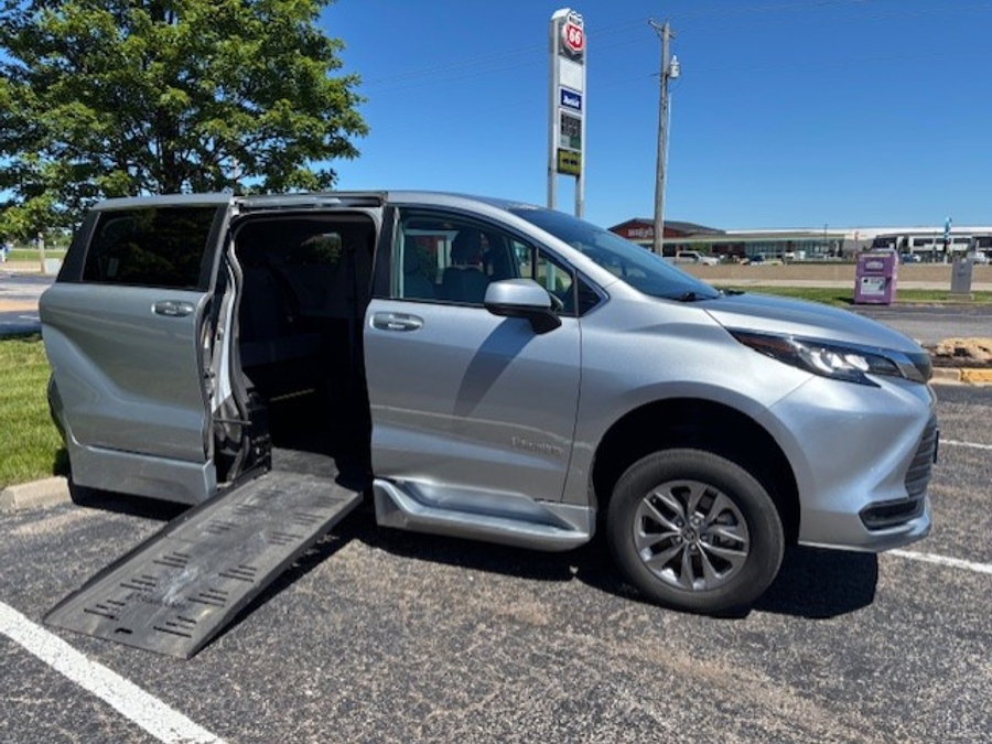 Used 2022 Toyota Sienna Hybrid LE - BraunAbility Side Entry Entry Fold Out Automatic Ramp
