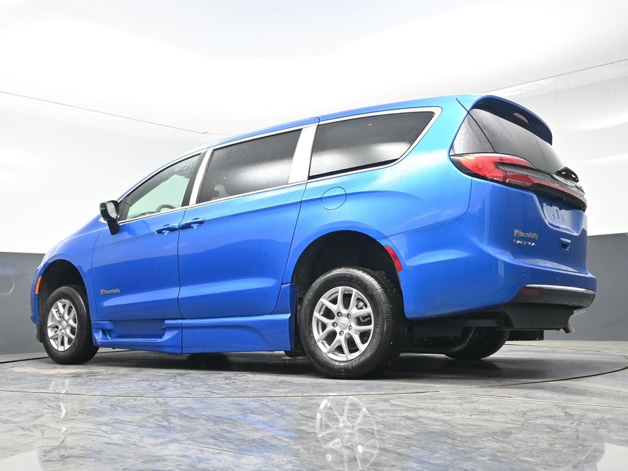 New 2026 Chrysler Pacifica Select Plus - BraunAbility Side Entry Entry Fold Out Automatic Ramp