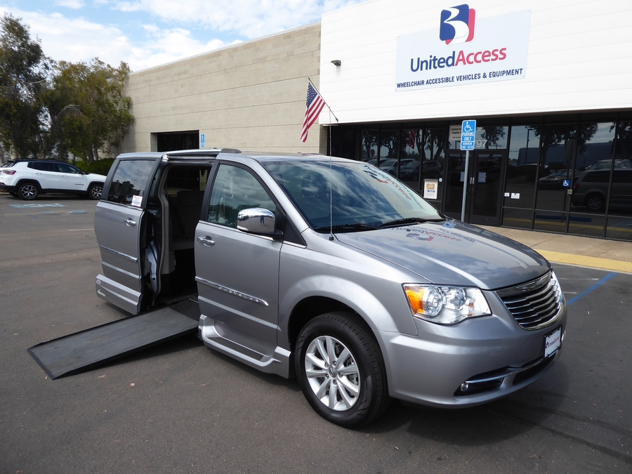 Used 2016 Chrysler Town and Country Limited Platinum - VMI Side Entry In Floor Automatic Ramp
