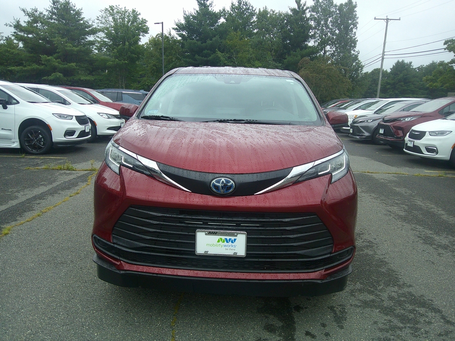 2022 Toyota Sienna LE - Photo 5