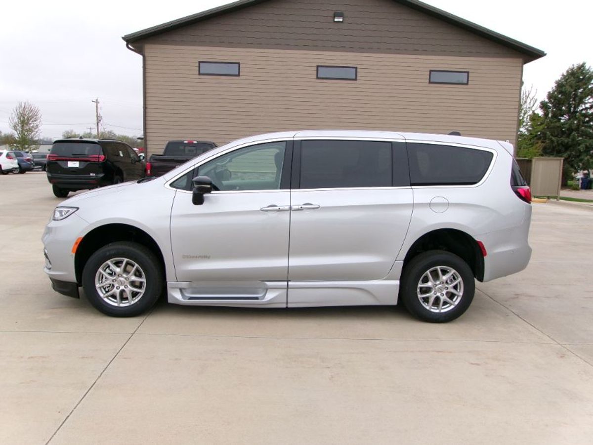 Silver Chrysler Pacifica image number 15