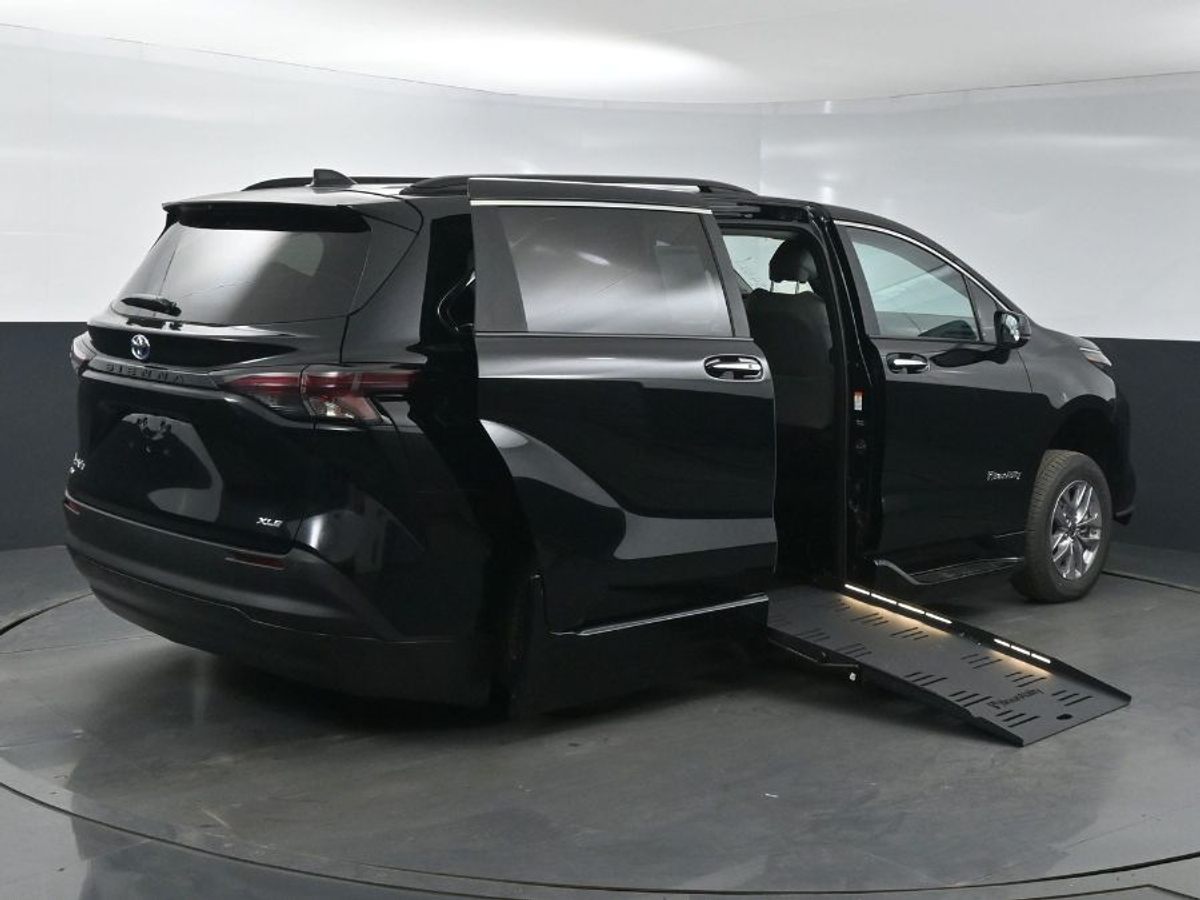 2025 TOYOTA SIENNA - Image 7