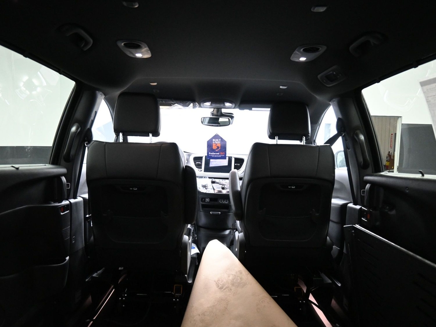 Black Chrysler Pacifica image number 14