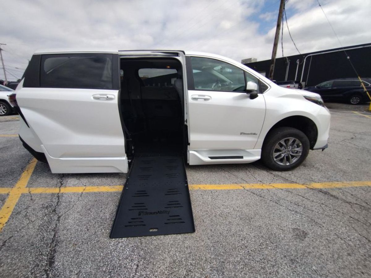 2024 Toyota Sienna XLE