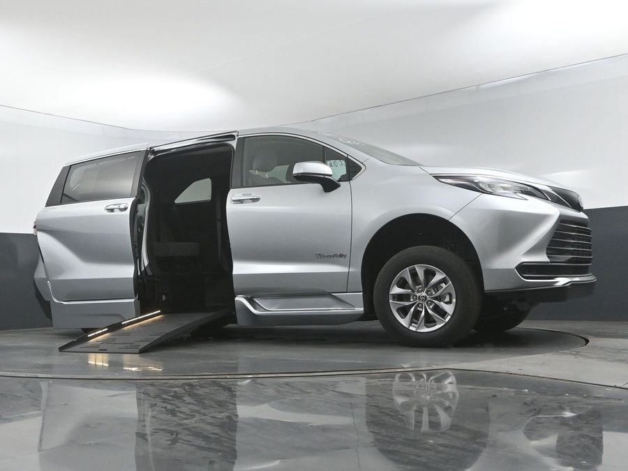New 2025 Toyota Sienna Hybrid LE - BraunAbility Side Entry Entry Fold Out Automatic Ramp