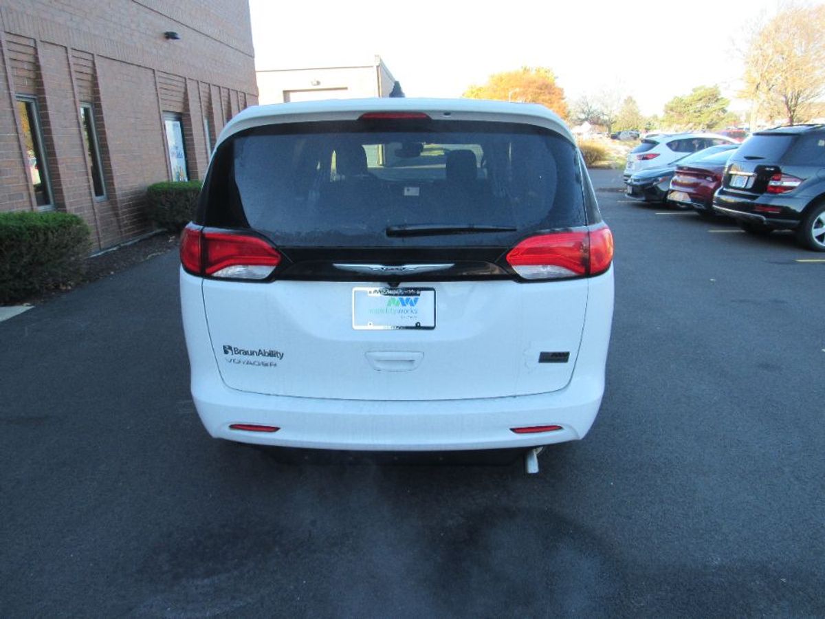 White Chrysler Voyager image number 12