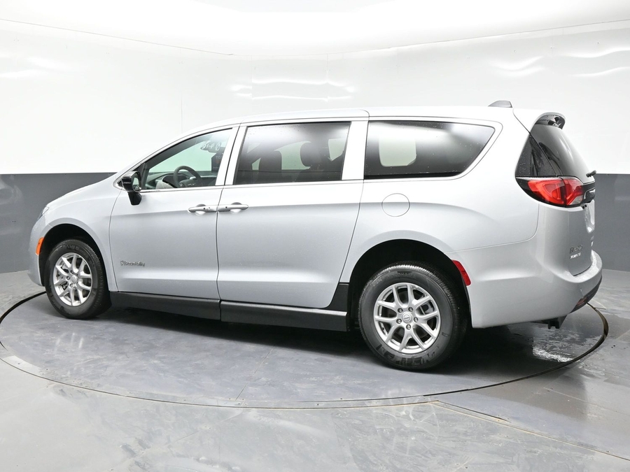 Silver Chrysler Voyager image number 3