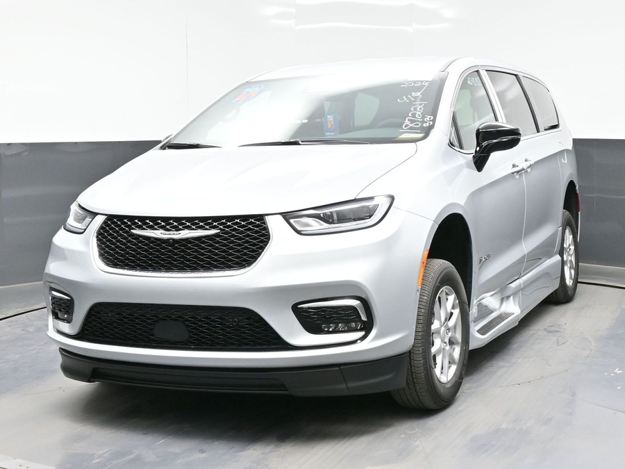 Silver Chrysler Pacifica image number 1