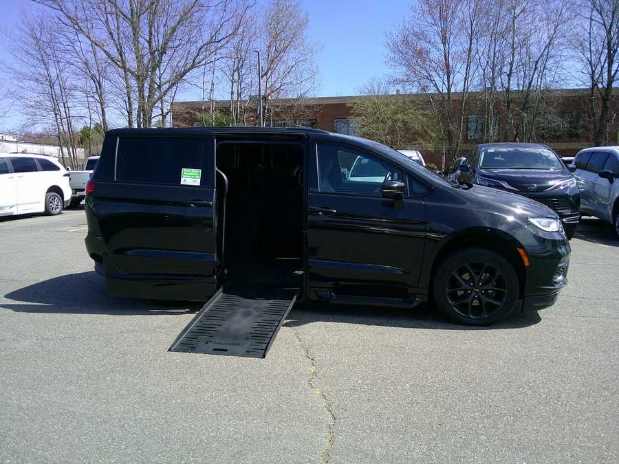 Black Chrysler Pacifica image number 1