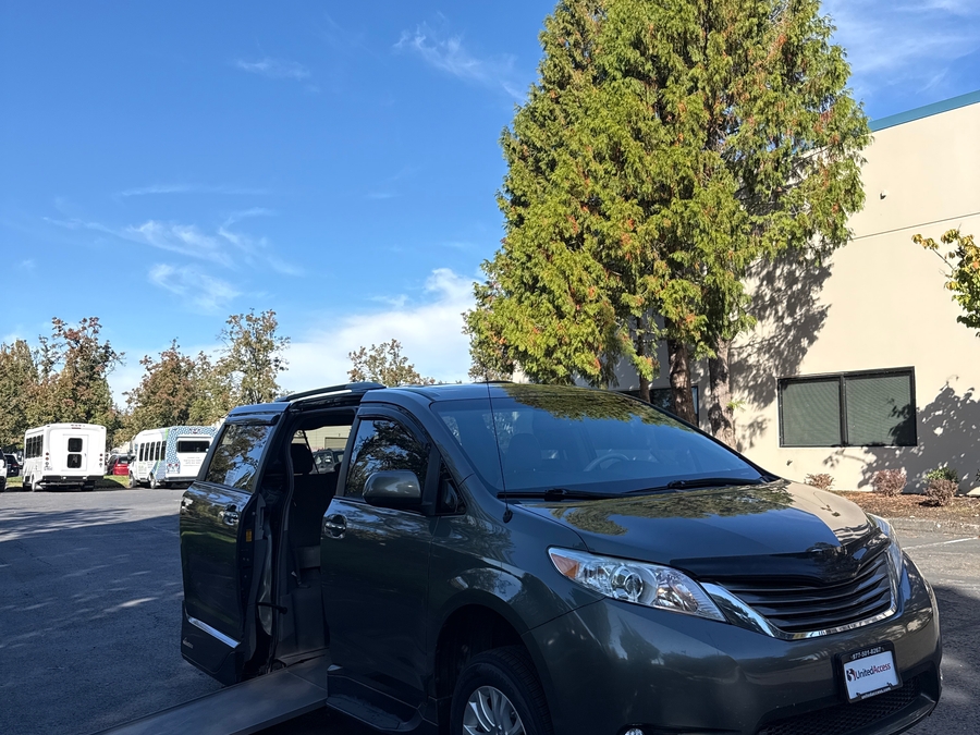 Used 2013 Toyota Sienna XLE - VMI Side Entry In Floor Automatic Ramp