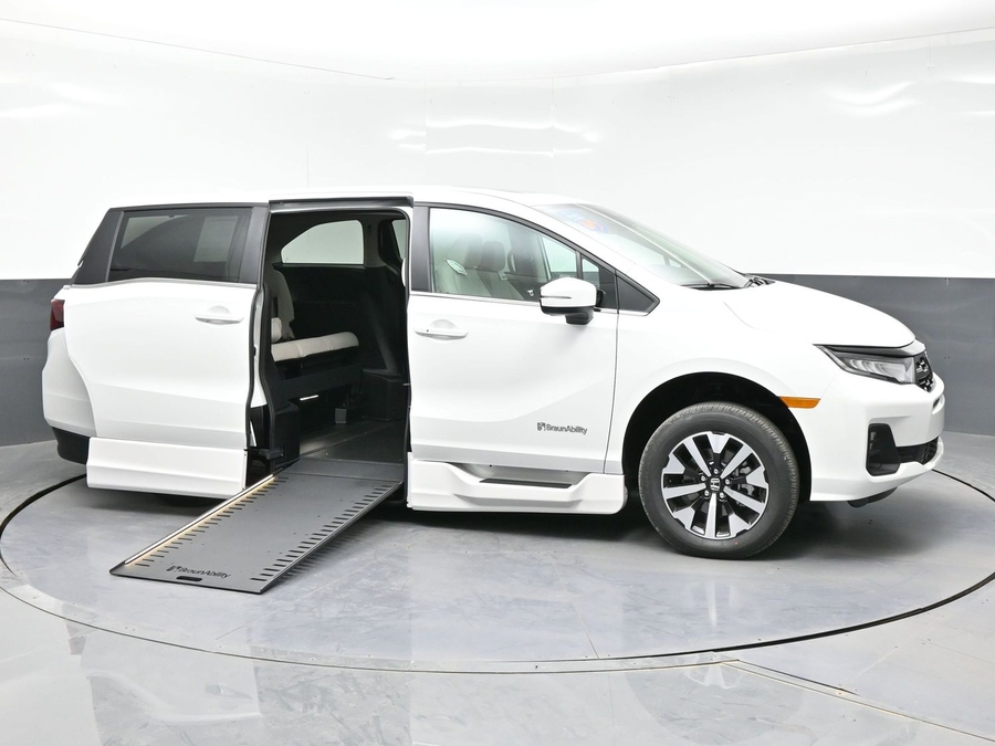 White Honda Odyssey image number 7