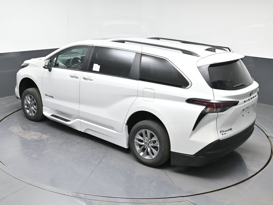 White Toyota Sienna image number 21