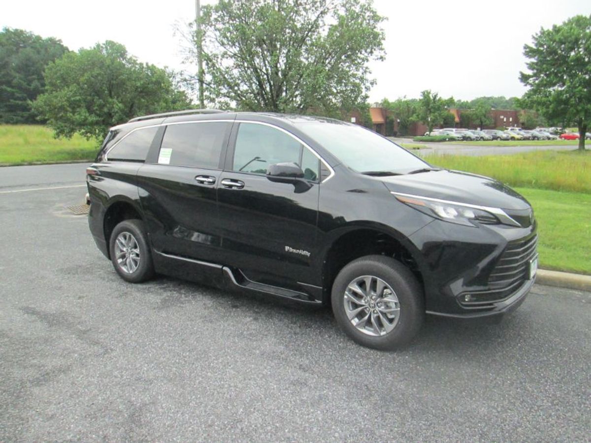 Black Toyota Sienna image number 2