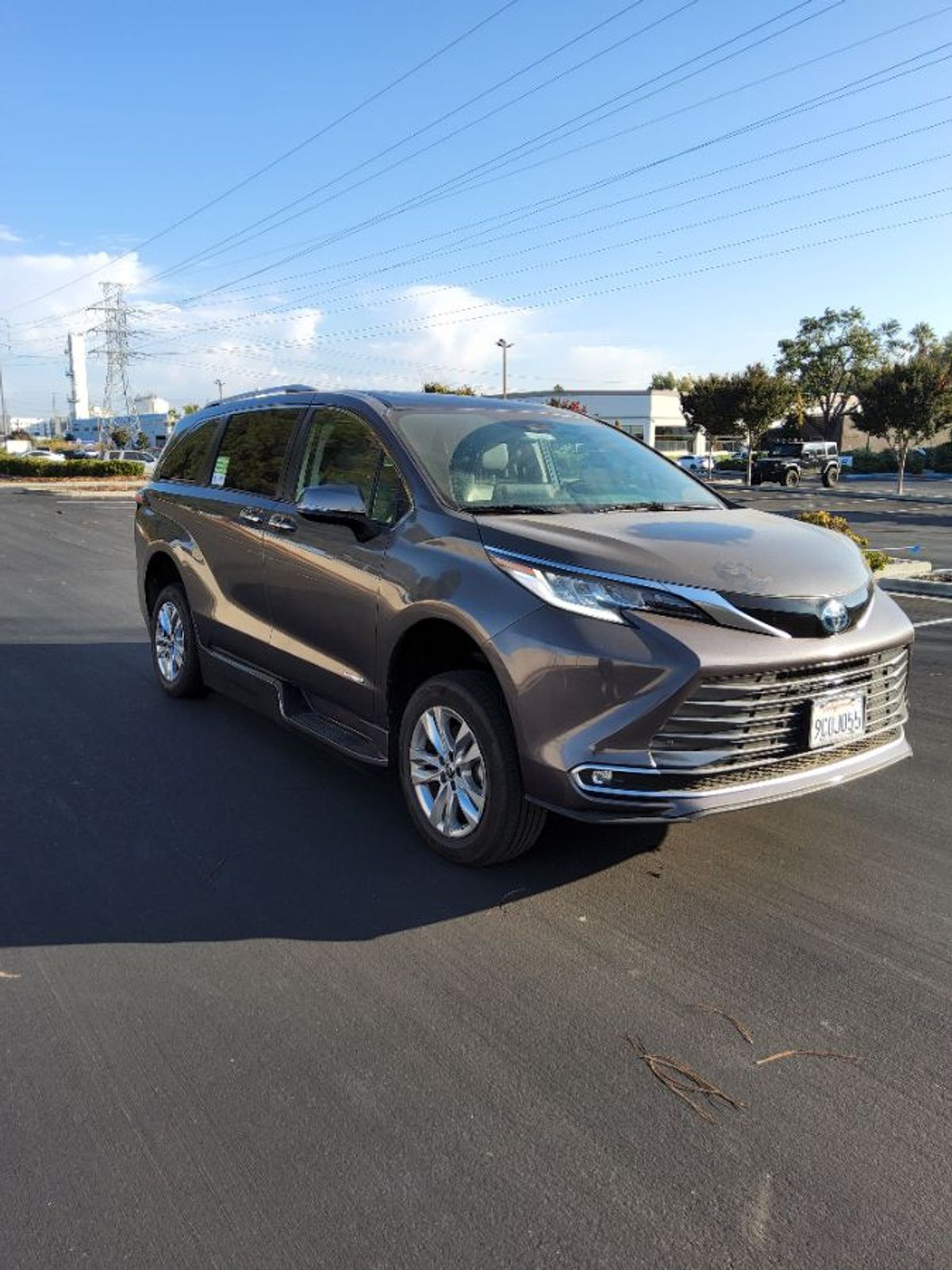 Grey Toyota Sienna image number 2