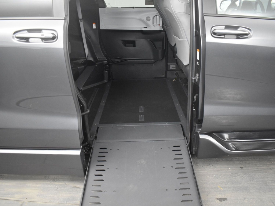 New 2025 Toyota Sienna Hybrid XLE Base - BraunAbility Side Entry Entry In Floor Automatic Ramp
