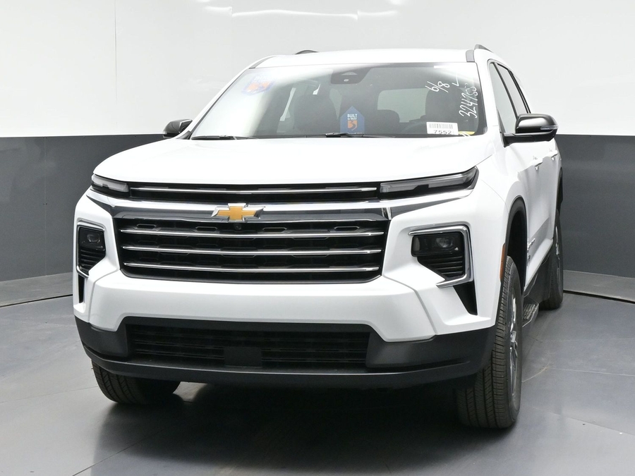 White Chevrolet Traverse image number 1