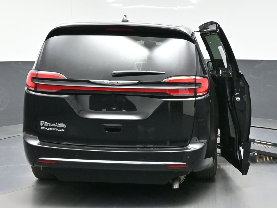 Black Chrysler Pacifica image number 3