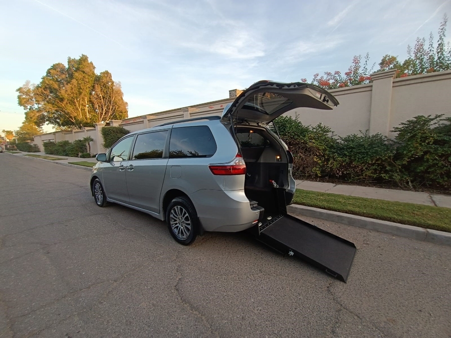 2020 Toyota Sienna XLE's photo