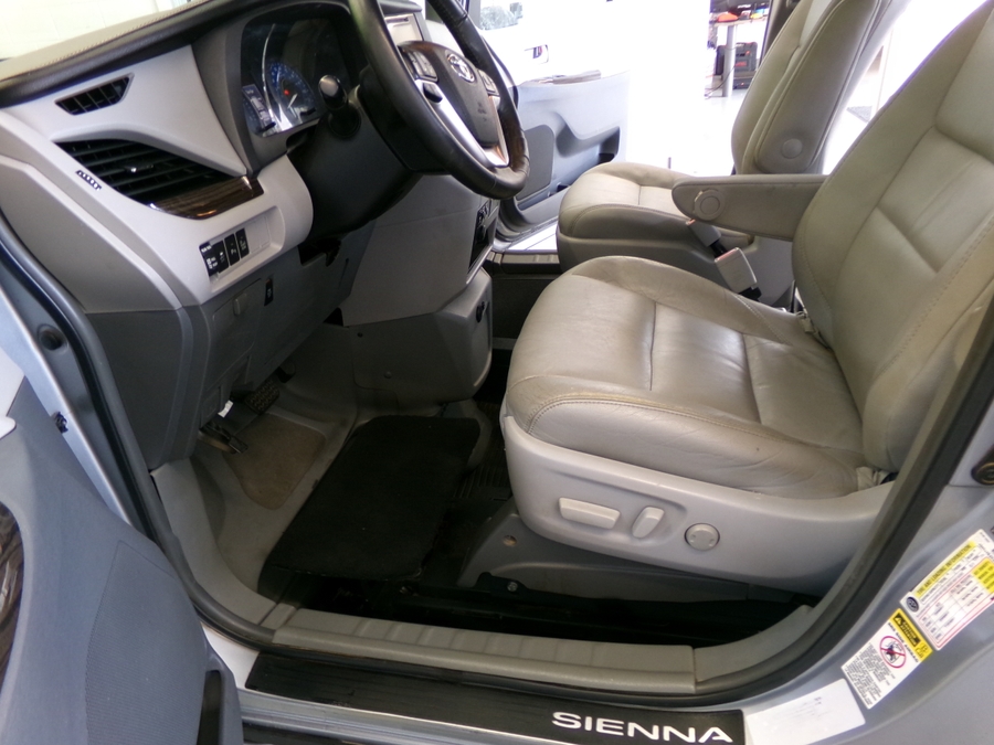 Silver Toyota Sienna image number 5
