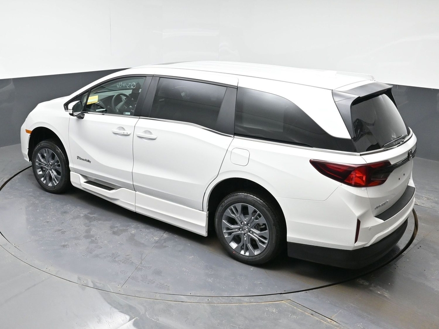 White Honda Odyssey image number 24
