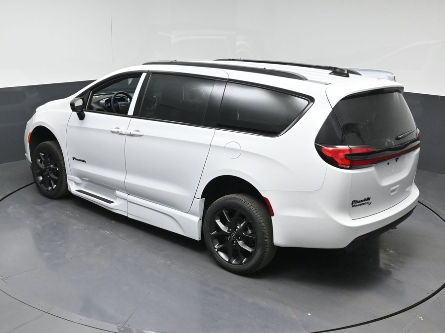White Chrysler Pacifica image number 20