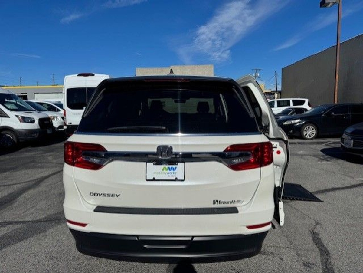 White Honda Odyssey image number 5