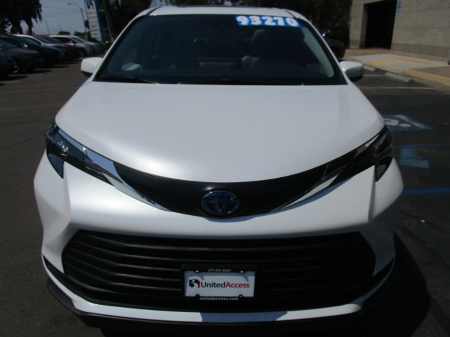 New 2025 Toyota Sienna Hybrid XLE Base - BraunAbility Side Entry Entry Fold Out Automatic Ramp