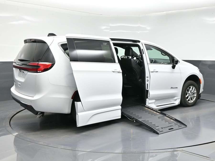 White Chrysler Pacifica image number 6