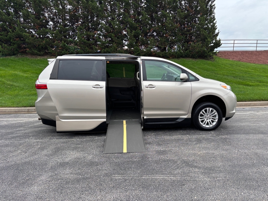 Used 2016 Toyota Sienna XLE - VMI Side Entry In Floor Automatic Ramp