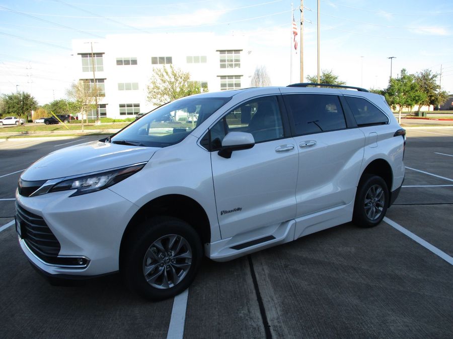 Used 2023 Toyota Sienna Hybrid XLE Base - BraunAbility Side Entry Entry In Floor Automatic Ramp