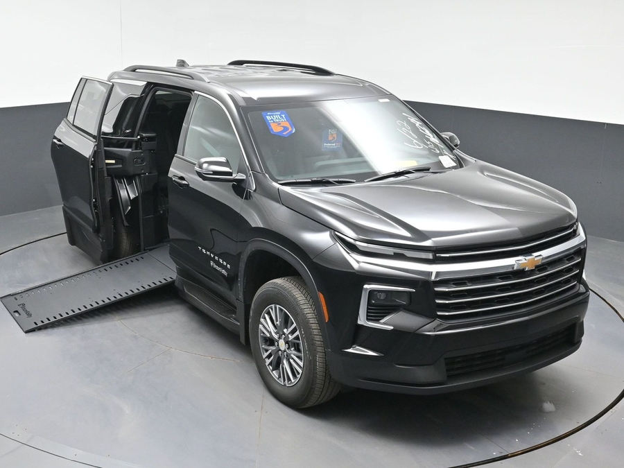 Black Chevrolet Traverse image number 21