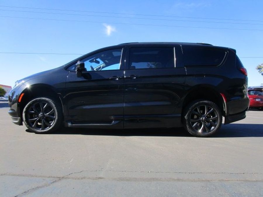 Used 2020 Chrysler Pacifica Touring L - BraunAbility Side Entry Entry Fold Out Automatic Ramp
