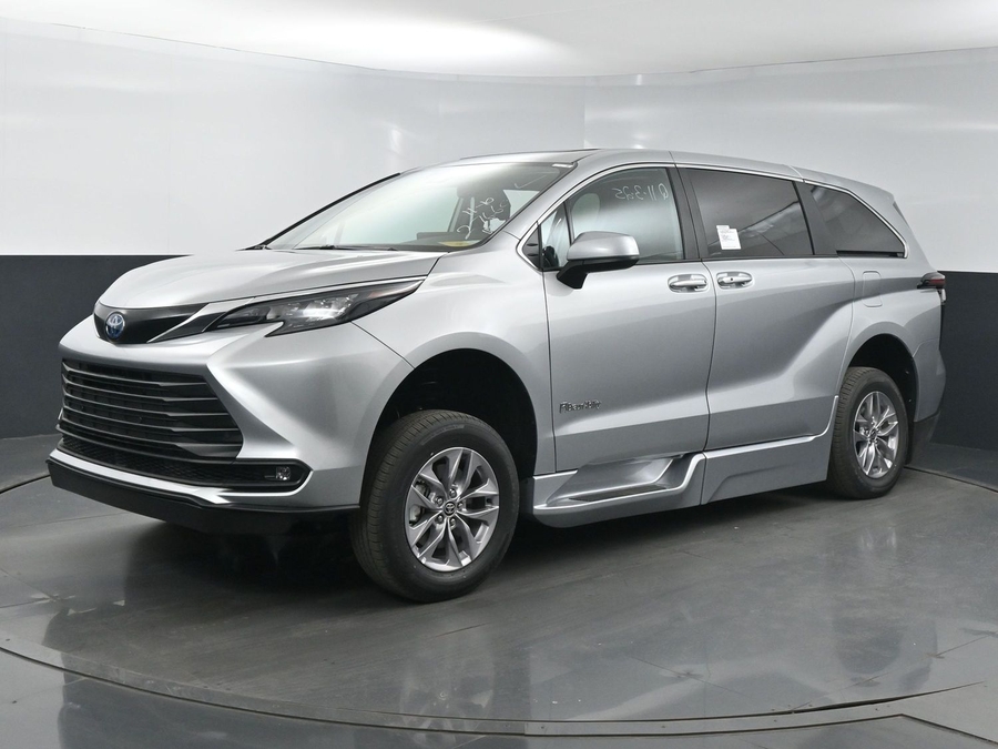 New 2025 Toyota Sienna Hybrid XLE Base - BraunAbility Side Entry Entry Fold Out Automatic Ramp
