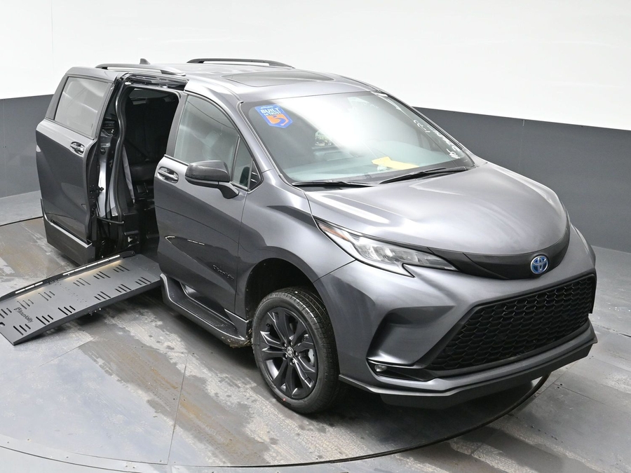 New 2025 Toyota Sienna Hybrid XSE Sport - BraunAbility Side Entry Entry Fold Out Automatic Ramp