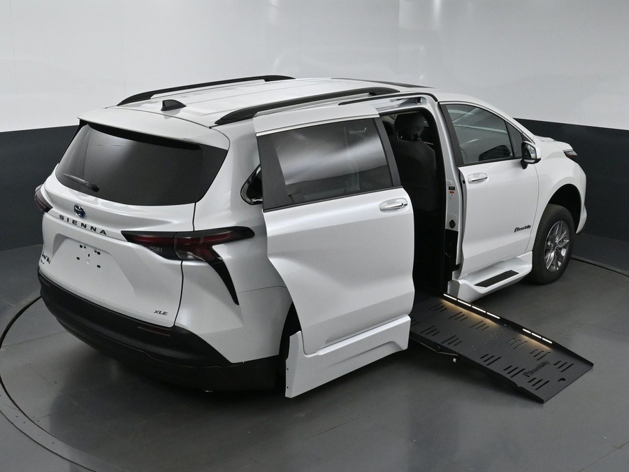 New 2025 Toyota Sienna Hybrid XLE Plus - BraunAbility Side Entry Entry Fold Out Automatic Ramp